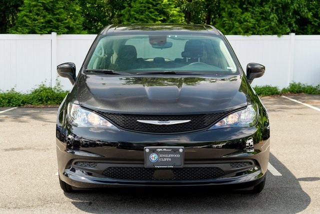2023 Chrysler Voyager LX photo 2