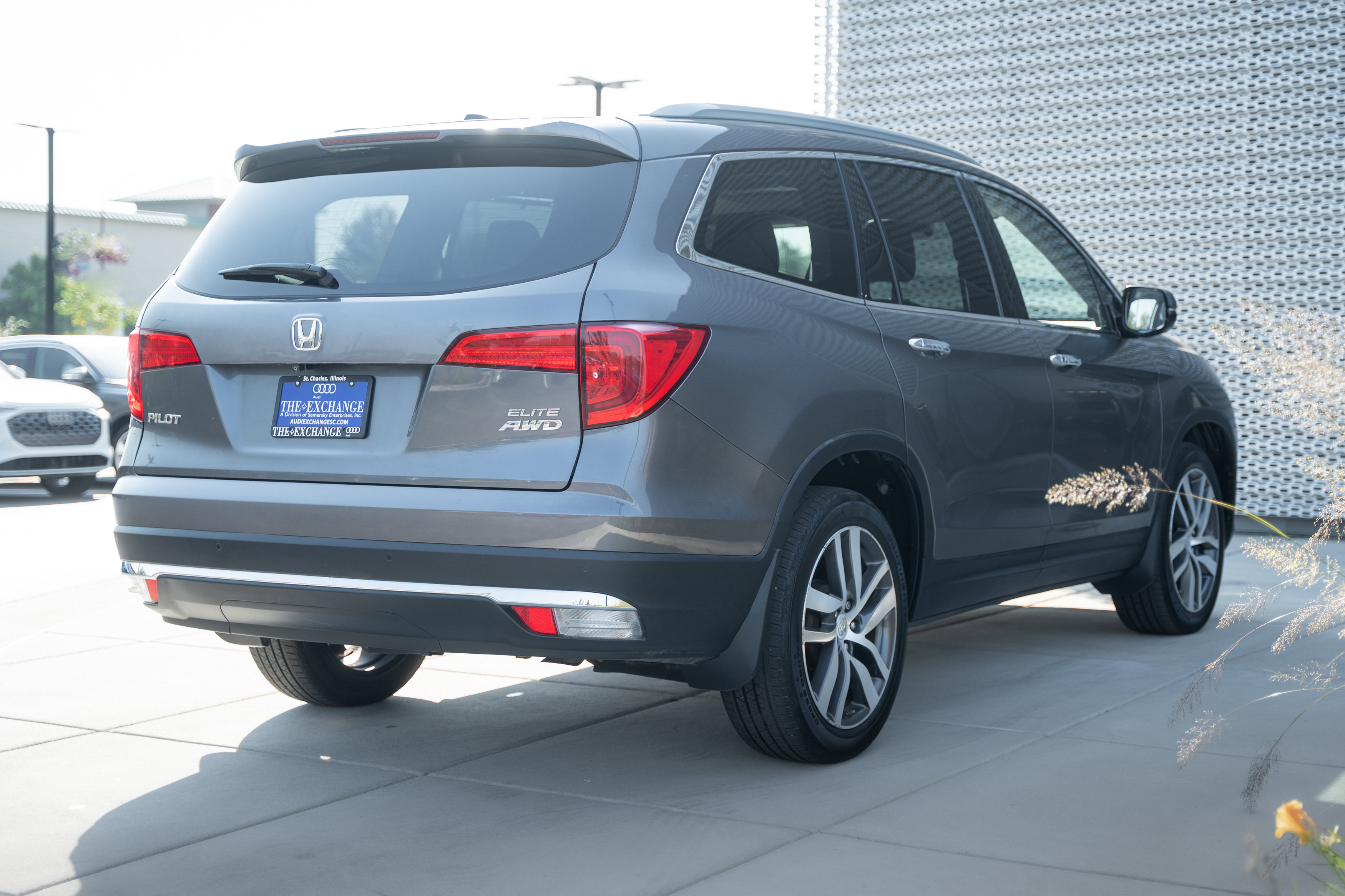 2018 Honda Pilot Elite photo 2