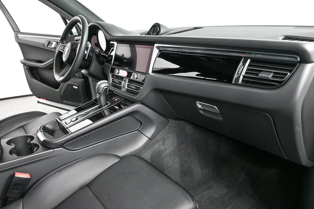 2025 Porsche Macan T photo 24