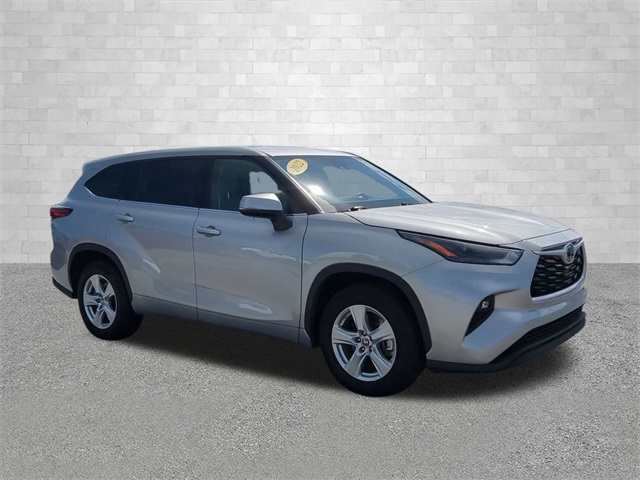 2022 Toyota Highlander LE photo 2