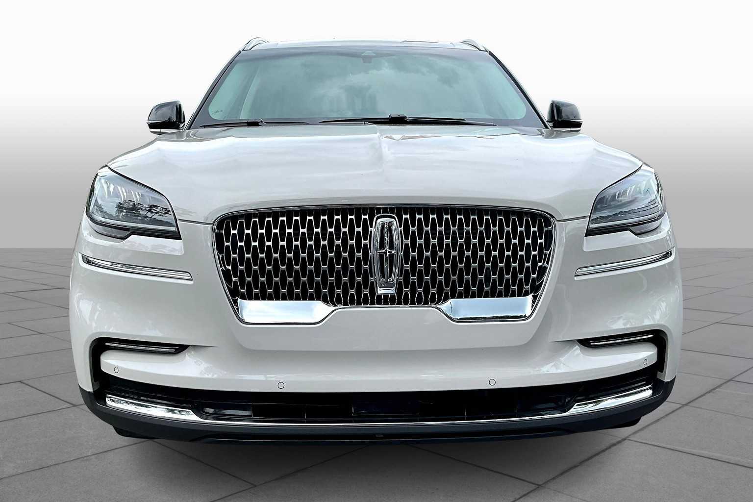 2023 Lincoln Aviator Standard photo 2