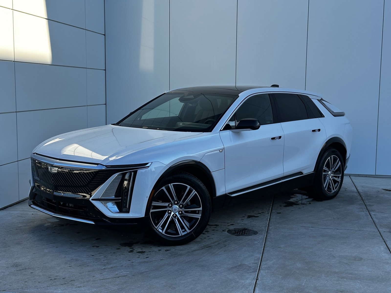 2025 Cadillac Lyriq Luxury photo 2