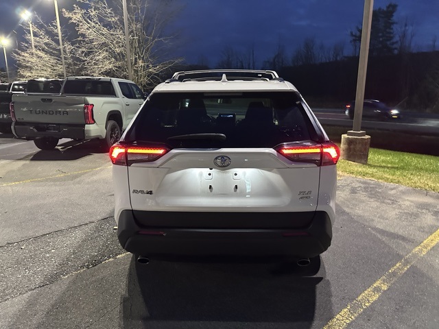 2023 Toyota RAV4 XLE photo 4