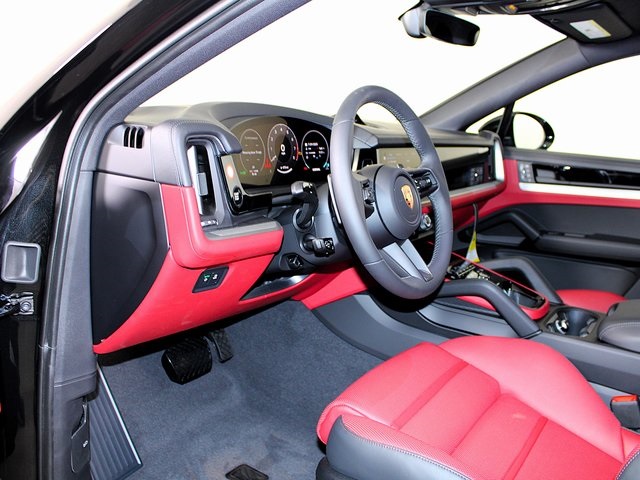 2025 Porsche Cayenne photo 3