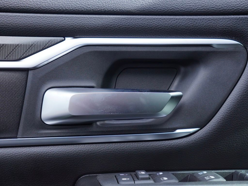 New 2026 Diamond Black Crystal Pearl-Coat Exterior Paint RAM Big Horn Night Edition image 11