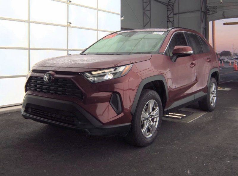 2023 Toyota RAV4 XLE's photo