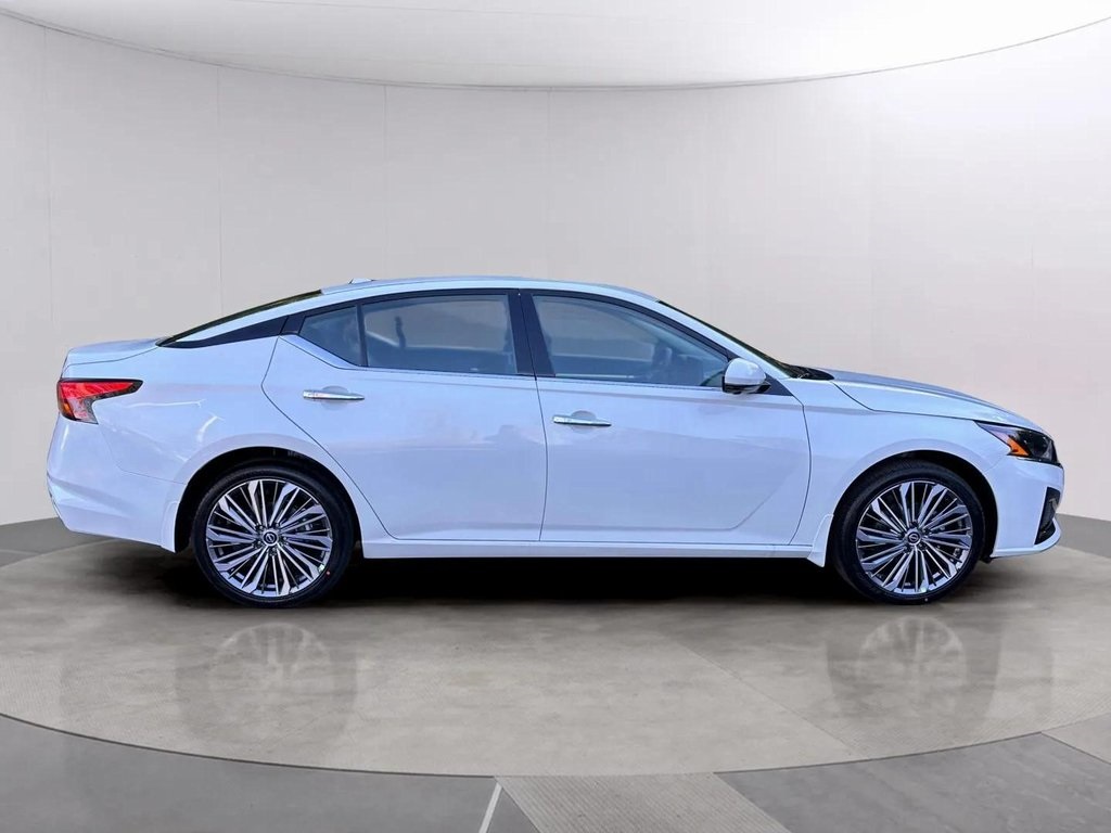 2025 Nissan Altima SL photo 2
