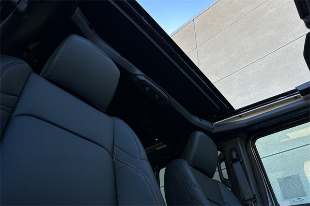 2025 Jeep Wrangler Sahara photo 5