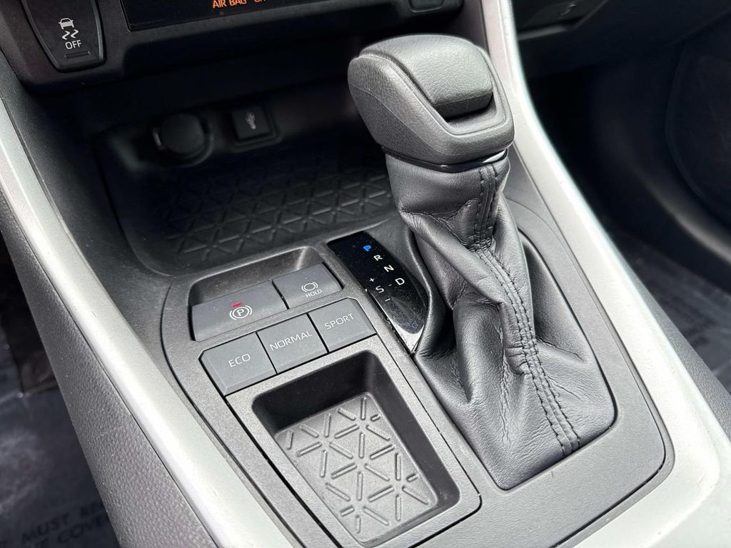 2022 Toyota RAV4 LE photo 28