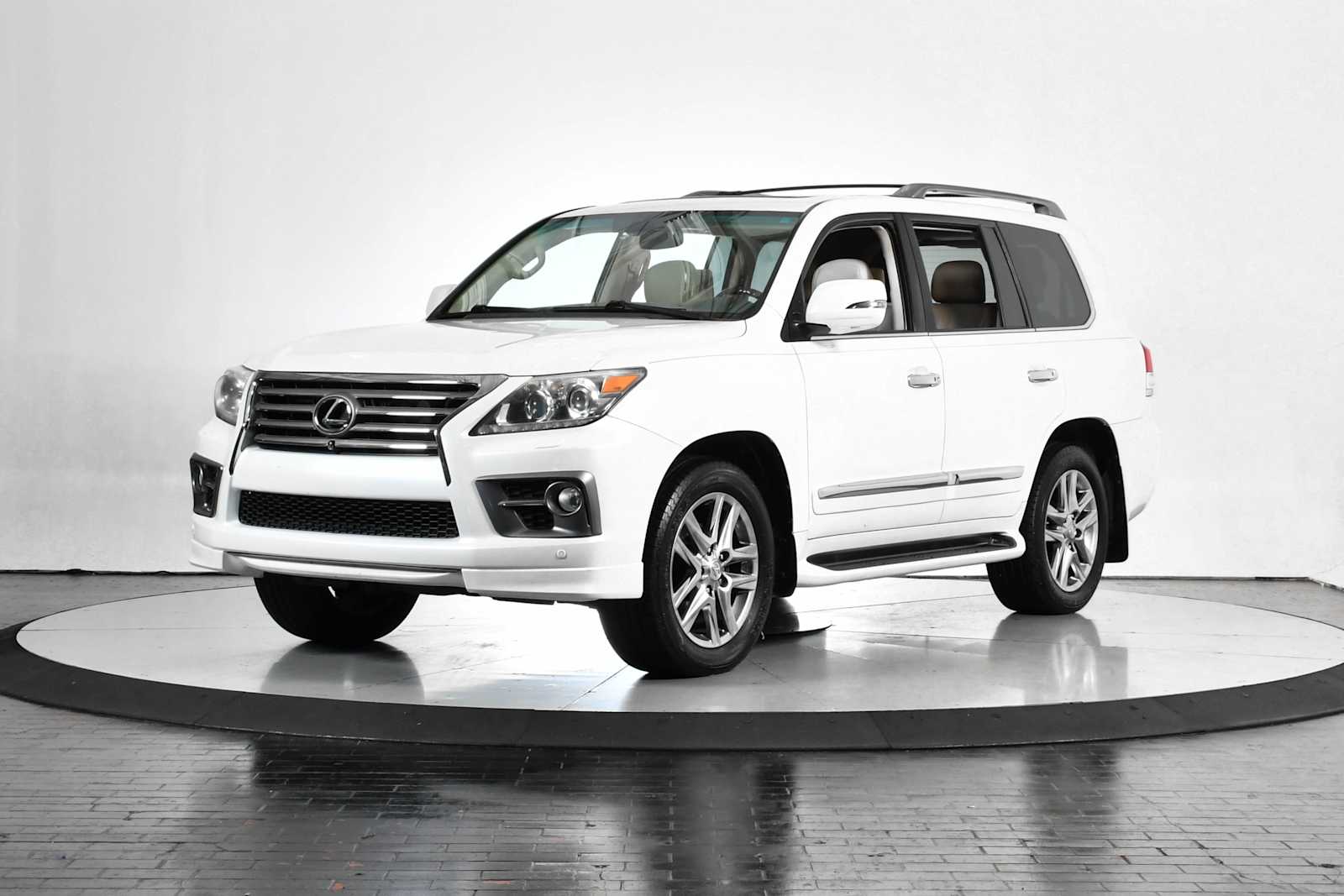 2013 Lexus LX 570's photo