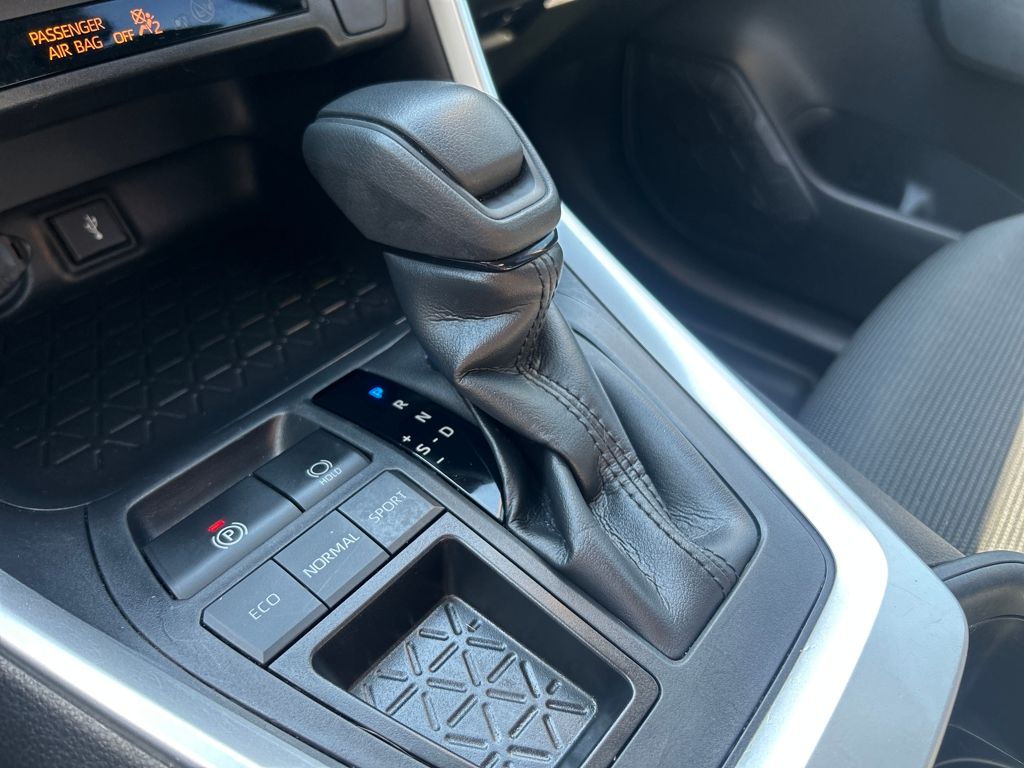 2022 Toyota RAV4 LE photo 16