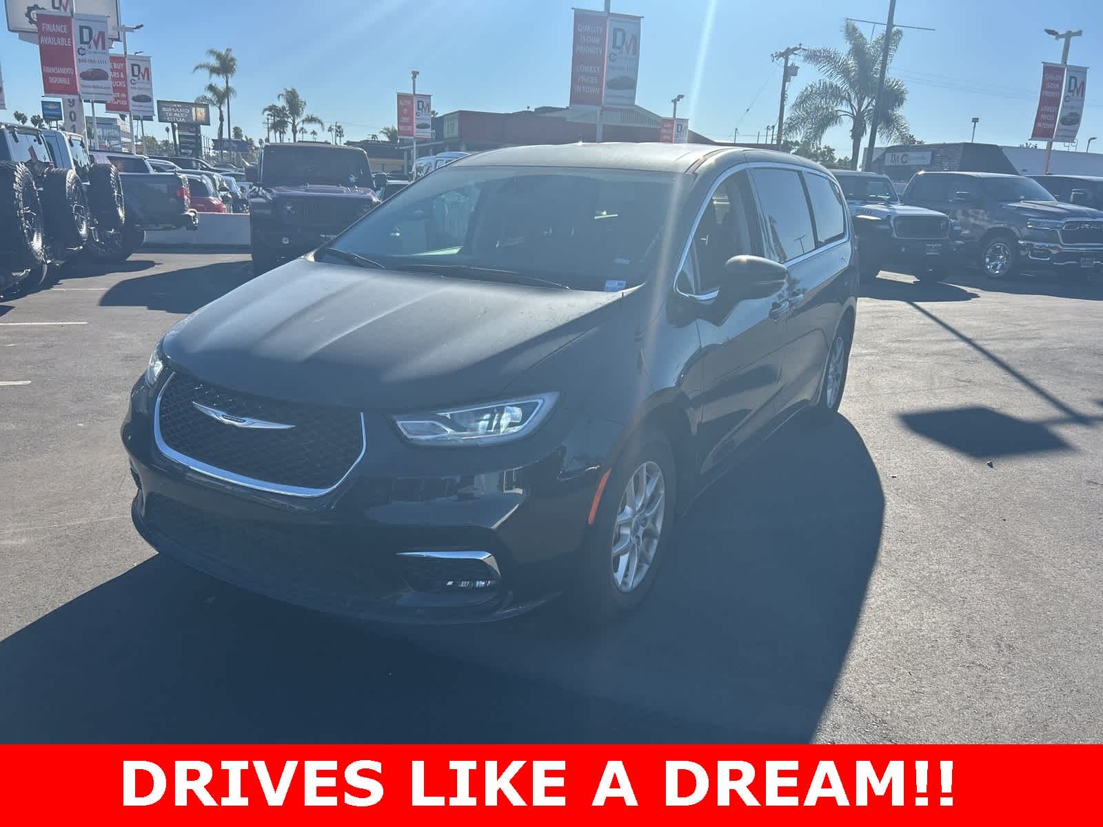 2024 Chrysler Pacifica Touring L's photo