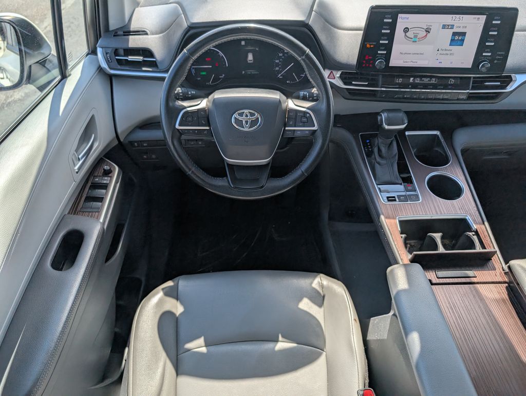 2021 Toyota Sienna XLE photo 7