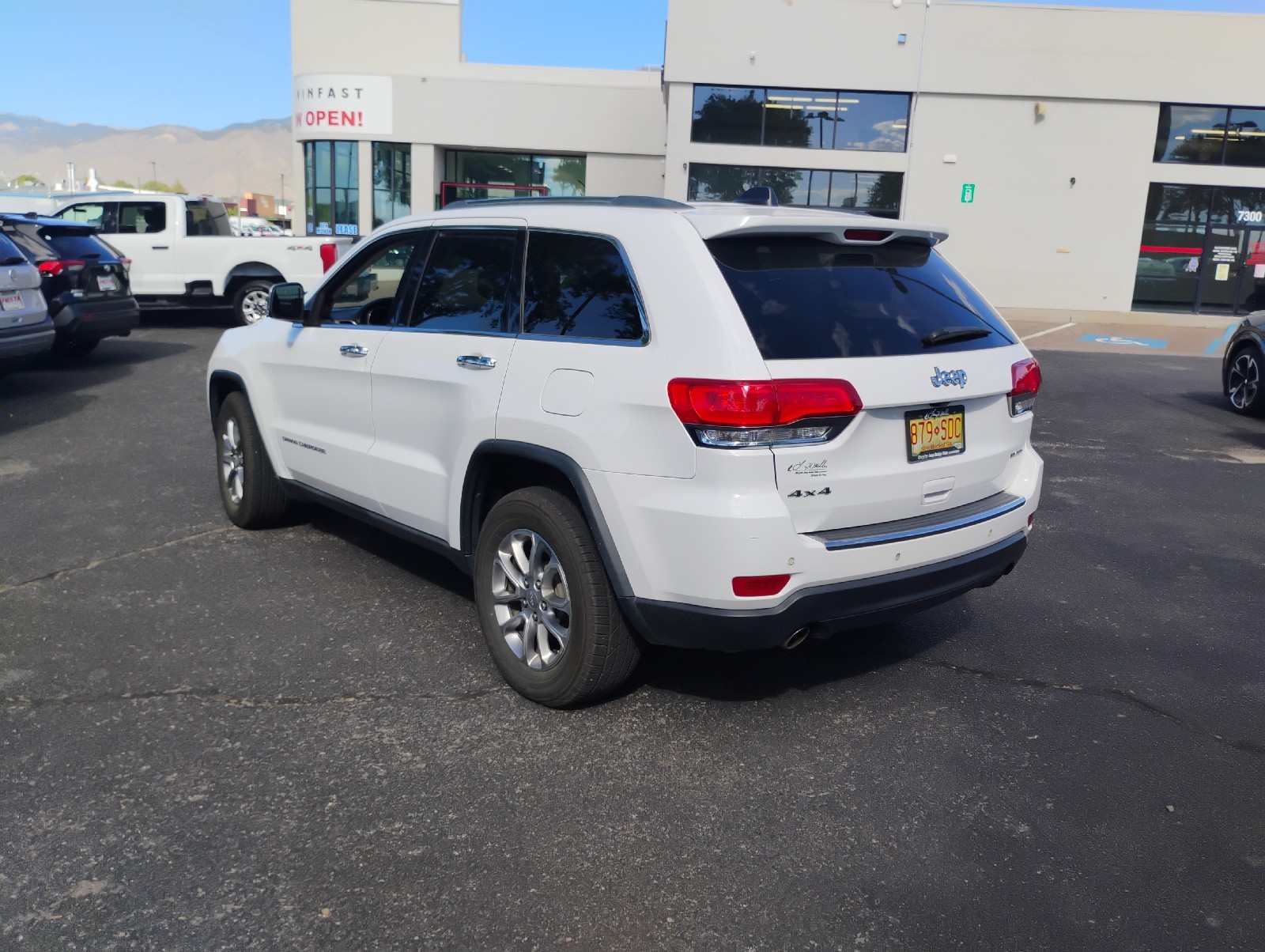 Used 2014 Bright White Clearcoat Jeep Limited image 9