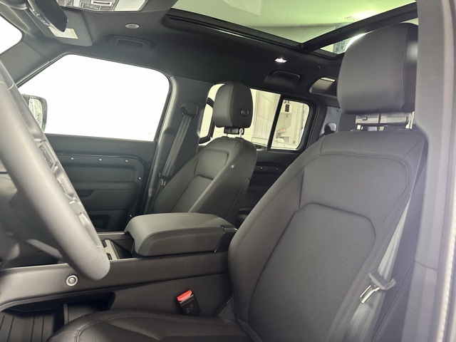 2025 Land Rover Defender 110 S photo 9