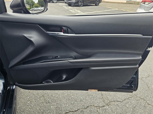 2018 Toyota Camry SE photo 12