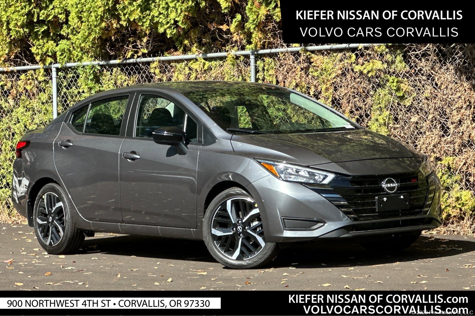 2025 Nissan Versa Sedan SR's photo