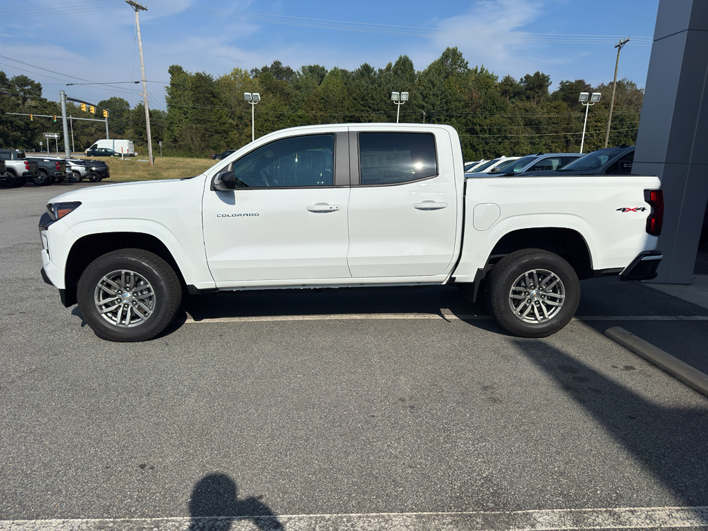 2024 Chevrolet Colorado LT photo 3