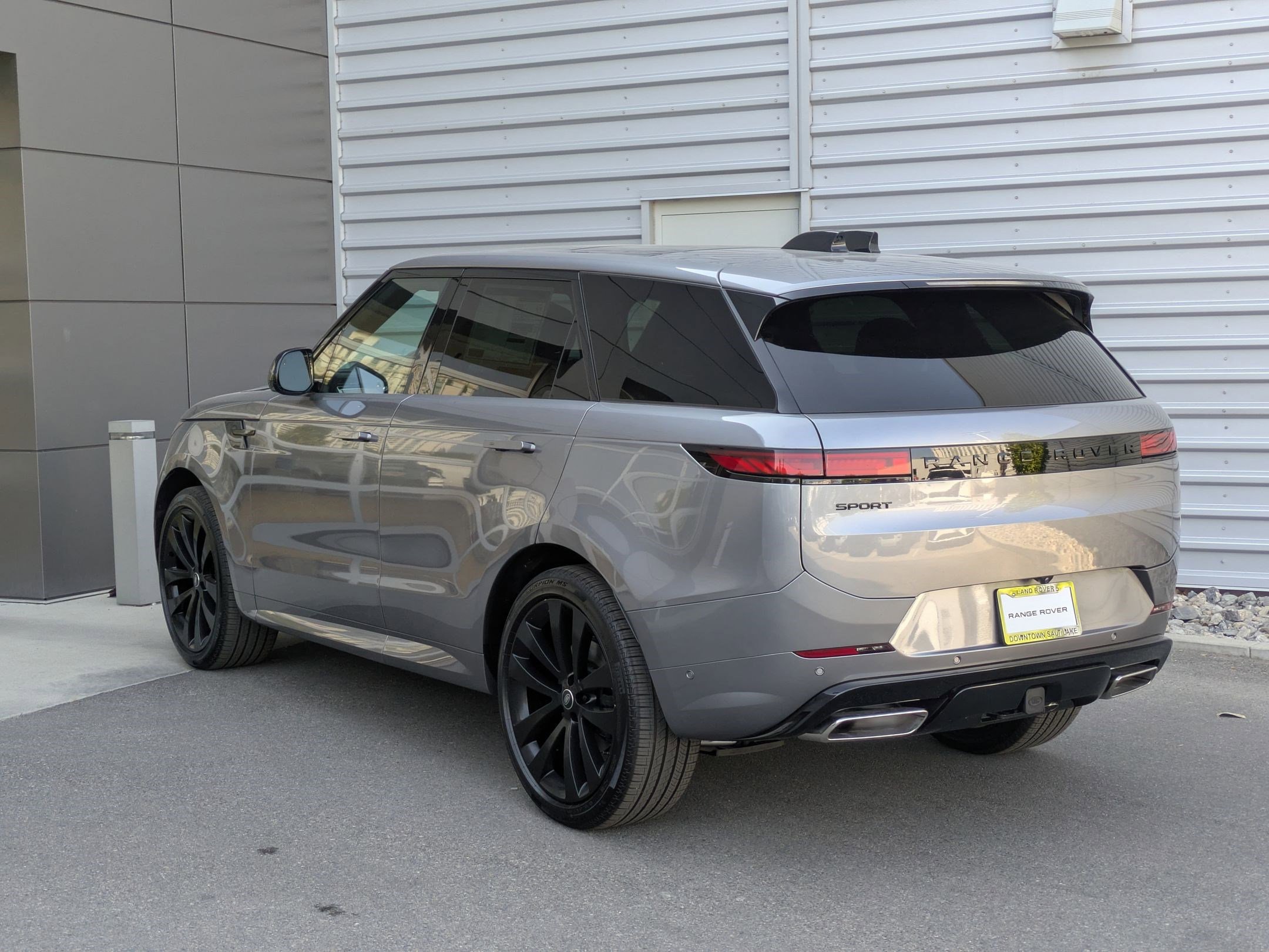 2025 Land Rover Range Rover Sport SE photo 3