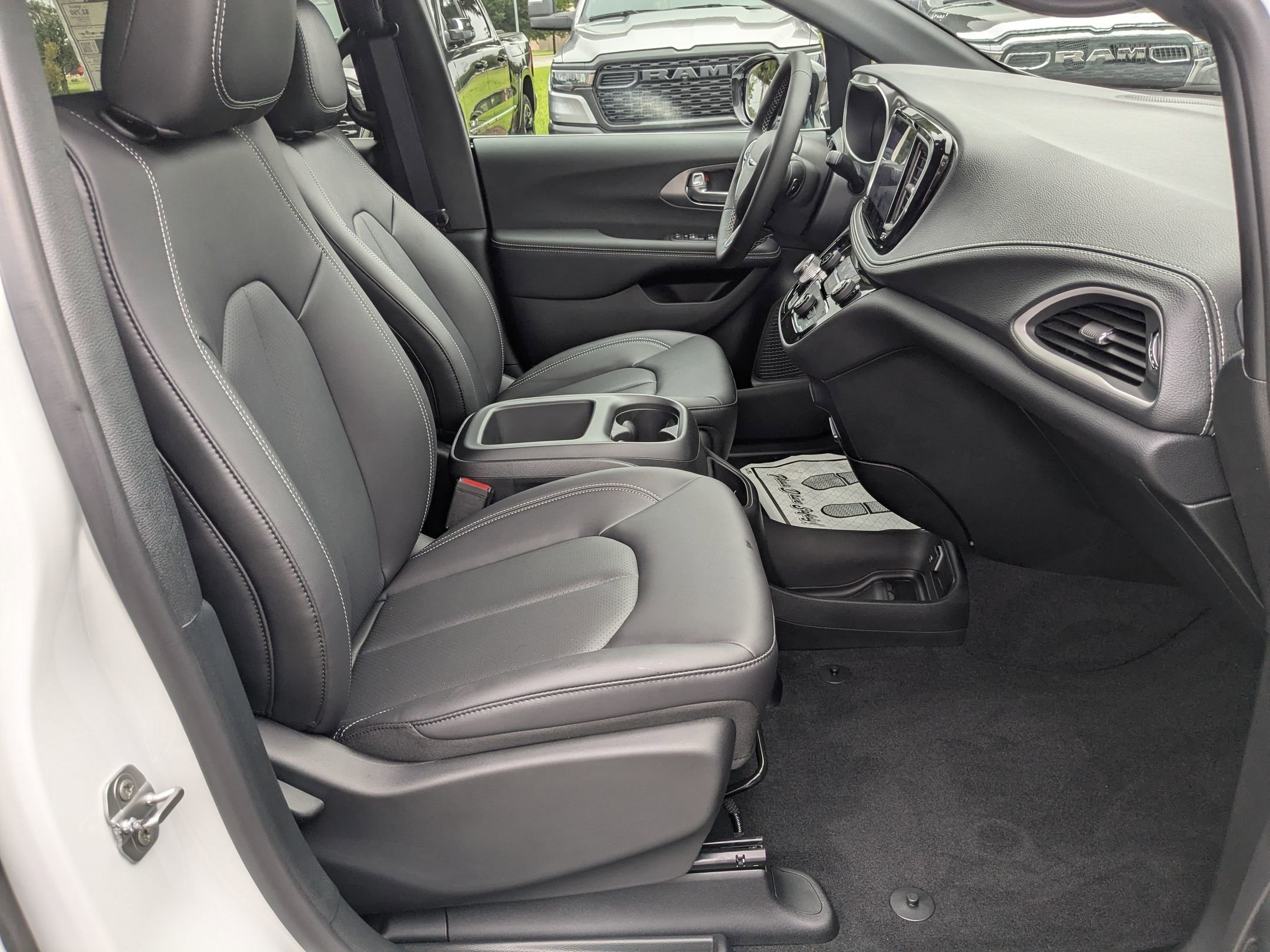 2026 Chrysler Pacifica photo 31