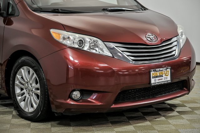 2015 Toyota Sienna XLE photo 2