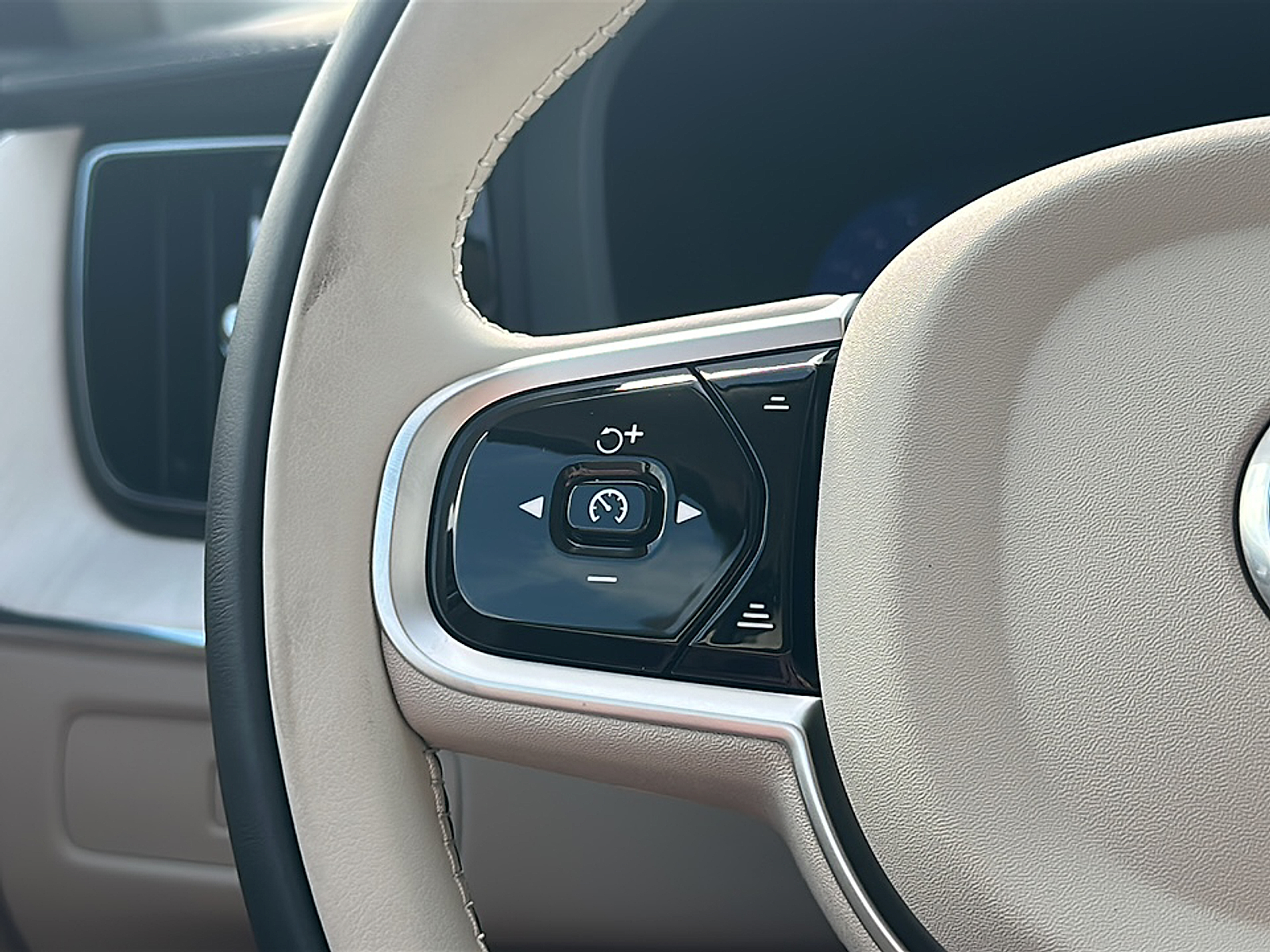 2026 Volvo XC60 T8 photo 10