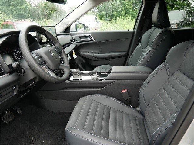2025 Mitsubishi Outlander SE photo 4