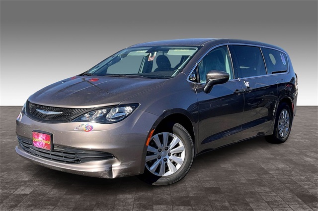 2018 Chrysler Pacifica L's photo