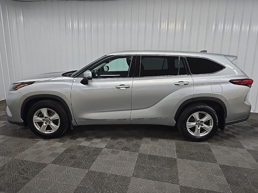 2022 Toyota Highlander LE photo 5