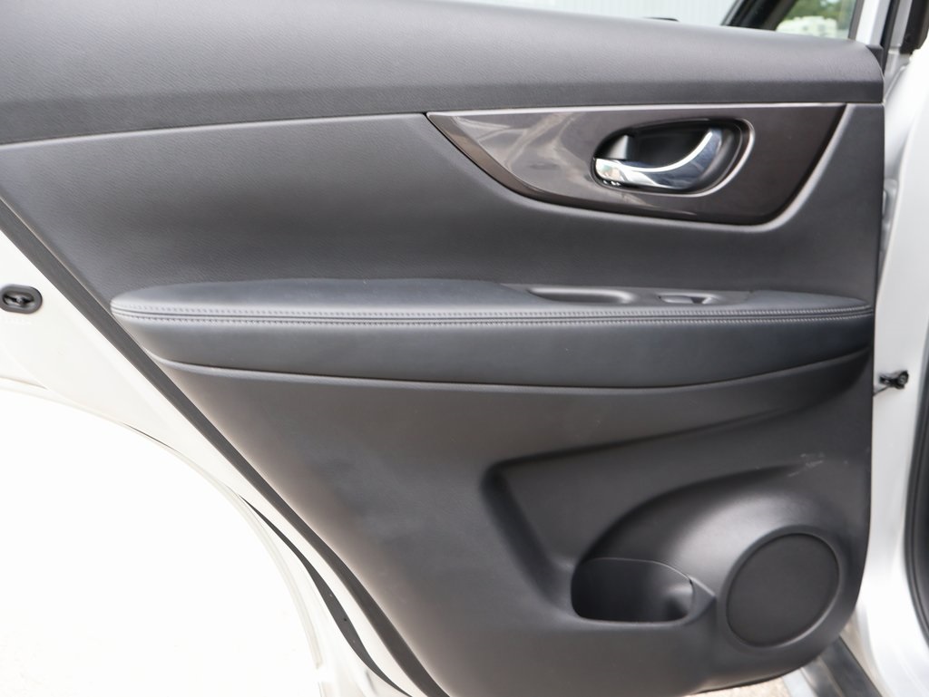 2019 Nissan Rogue SV photo 17