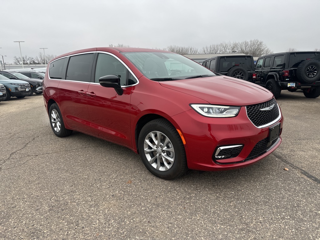 2026 Chrysler Pacifica Select's photo