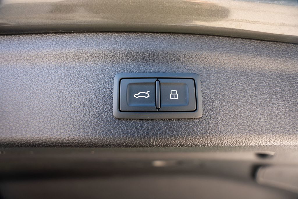 2024 Audi Q3 45 TFSI S line Premium photo 9