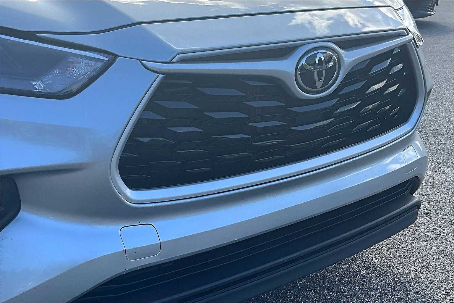 2023 Toyota Highlander LE photo 28
