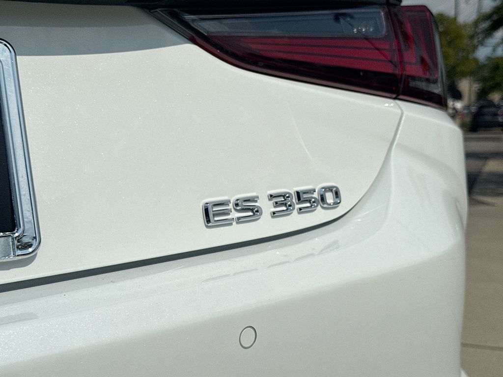2025 Lexus ES 350 F SPORT Design photo 10