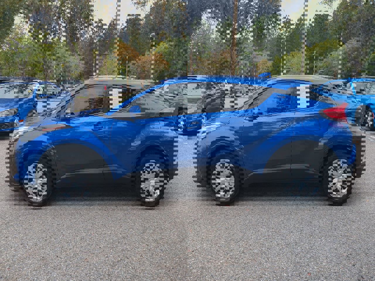 2020 Toyota C-HR LE photo 7