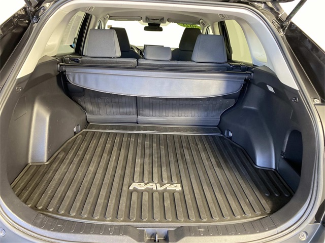 2021 Toyota RAV4 LE photo 7