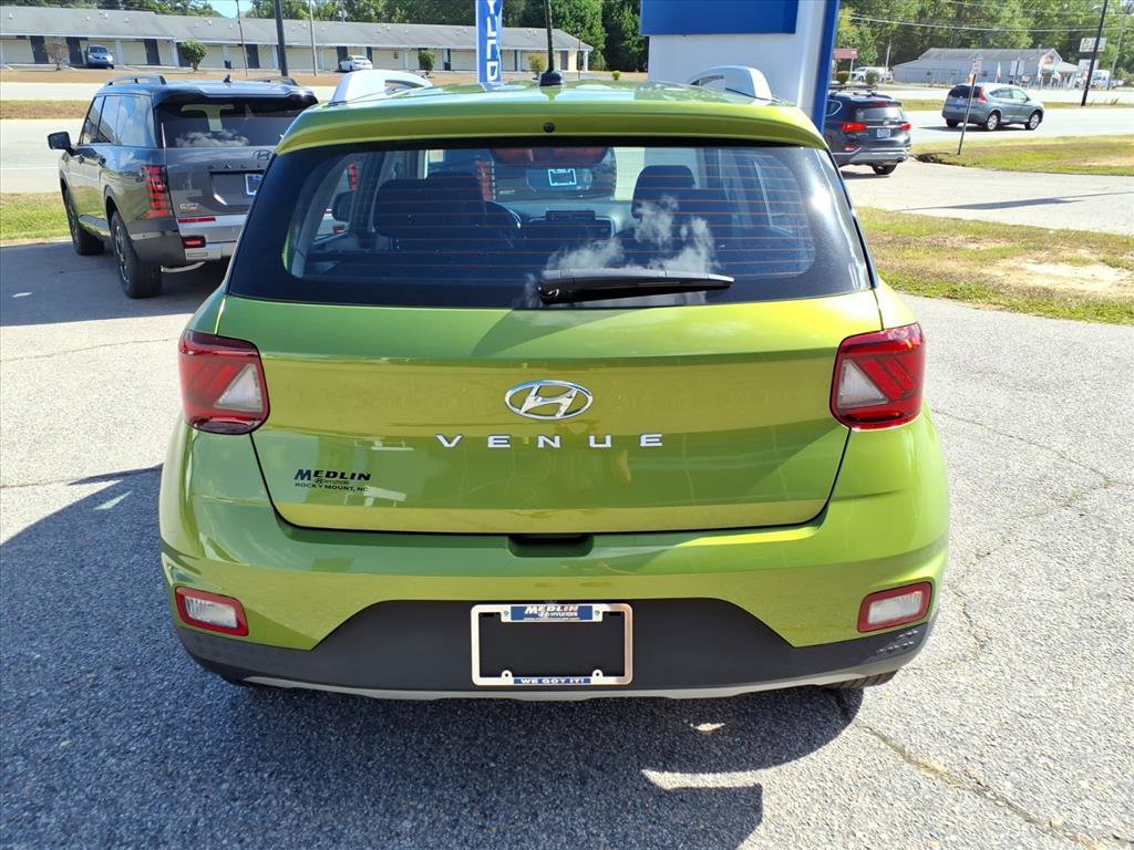 2024 Hyundai Venue SEL photo 2