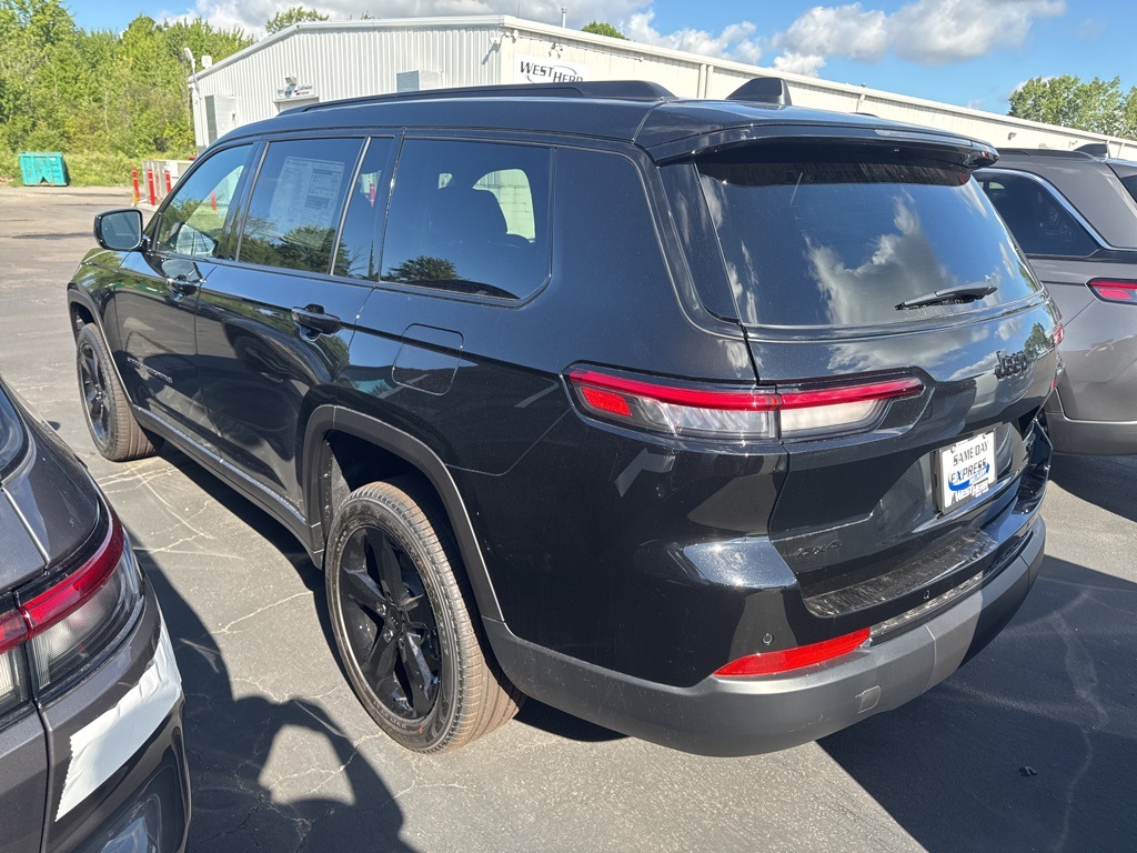 2025 Jeep Grand Cherokee Limited photo 3
