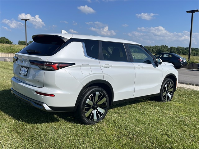 2025 Mitsubishi Outlander SE photo 5