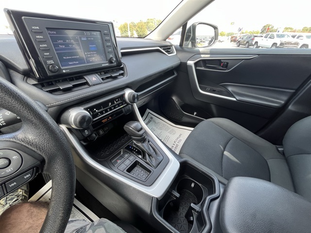 2022 Toyota RAV4 LE photo 8