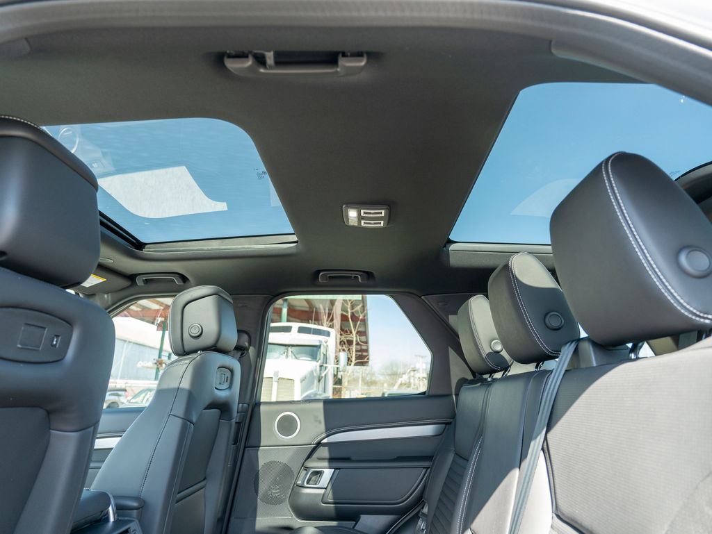 2025 Land Rover Discovery SE photo 17