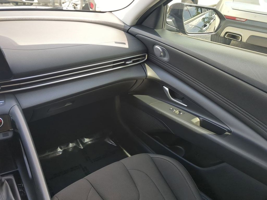 2023 Hyundai Elantra SEL photo 15