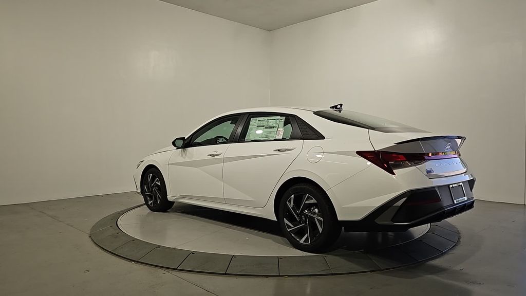 2025 Hyundai Elantra SEL Sport photo 3
