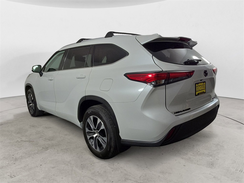 2022 Toyota Highlander XLE photo 3