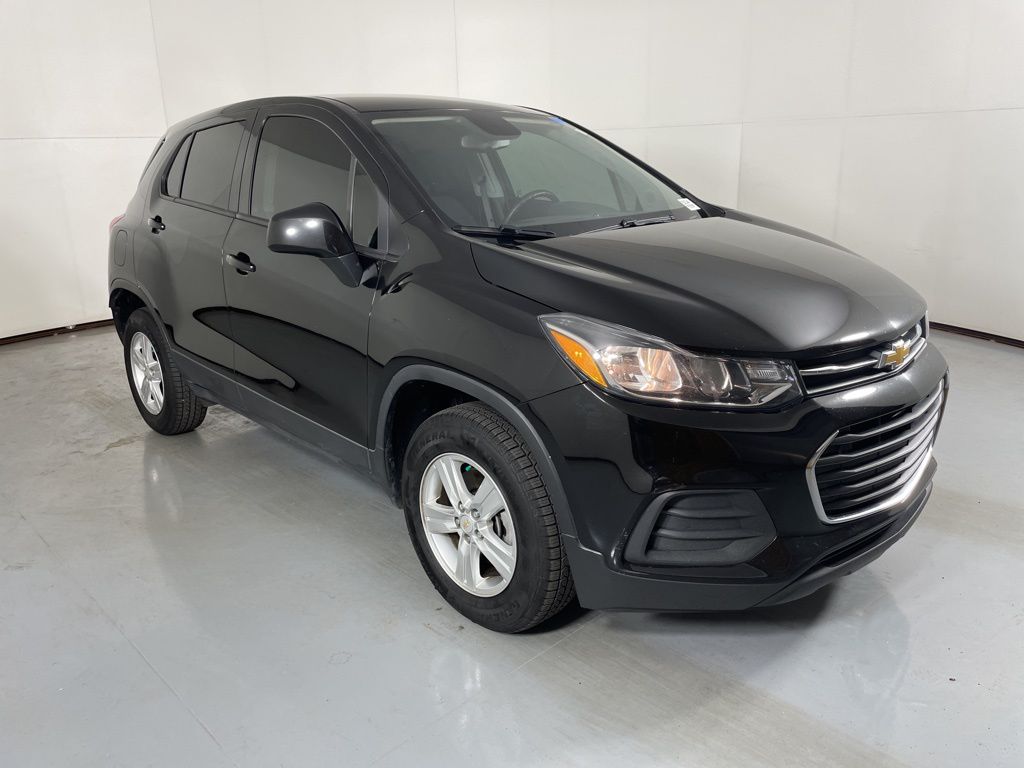 2022 Chevrolet Trax LS photo 2