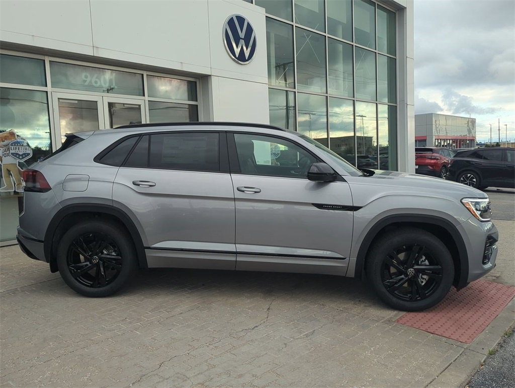 2026 Volkswagen Atlas Cross Sport SEL R-Line photo 2