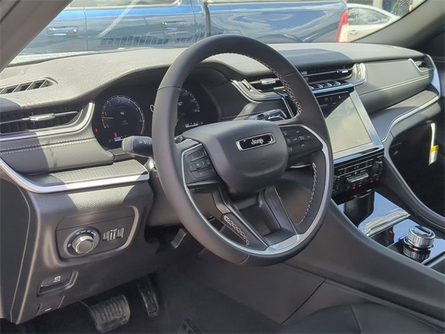 2025 Jeep Grand Cherokee Laredo photo 11