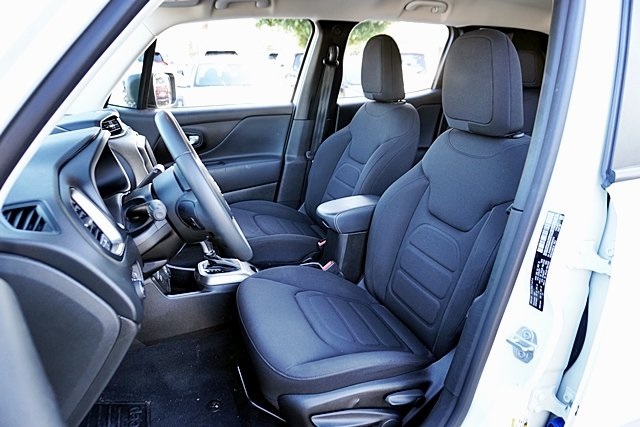 Used 2022 White Jeep Latitude image 15