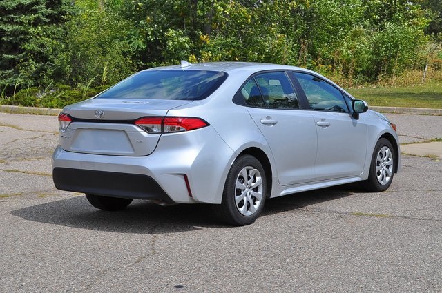 2023 Toyota Corolla LE photo 3