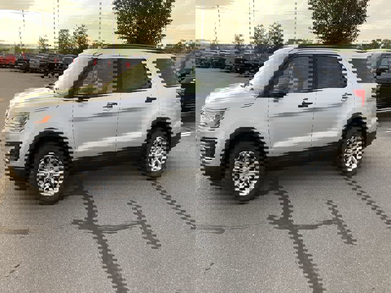 2017 Ford Explorer Base photo 4